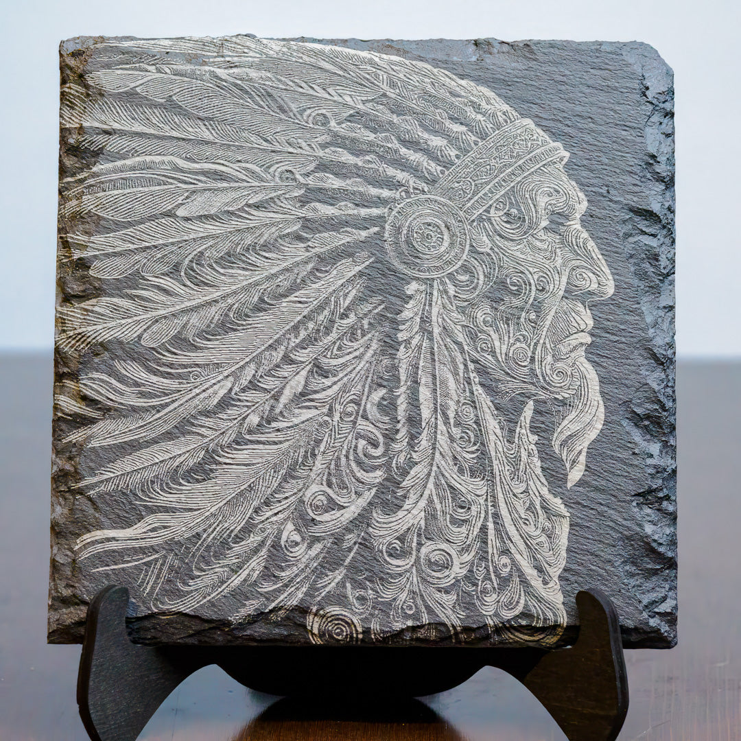 Schiefer Untersetzer mit Indianerhäuptling "The Chief" – 10x10 cm – Lasergravur Deko mit Aussteller – Tribal Western Geschenk