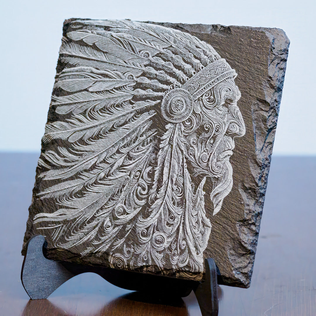 Schiefer Untersetzer mit Indianerhäuptling "The Chief" – 10x10 cm – Lasergravur Deko mit Aussteller – Tribal Western Geschenk