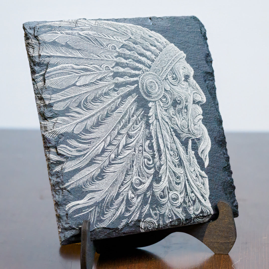 Schiefer Untersetzer mit Indianerhäuptling "The Chief" – 10x10 cm – Lasergravur Deko mit Aussteller – Tribal Western Geschenk