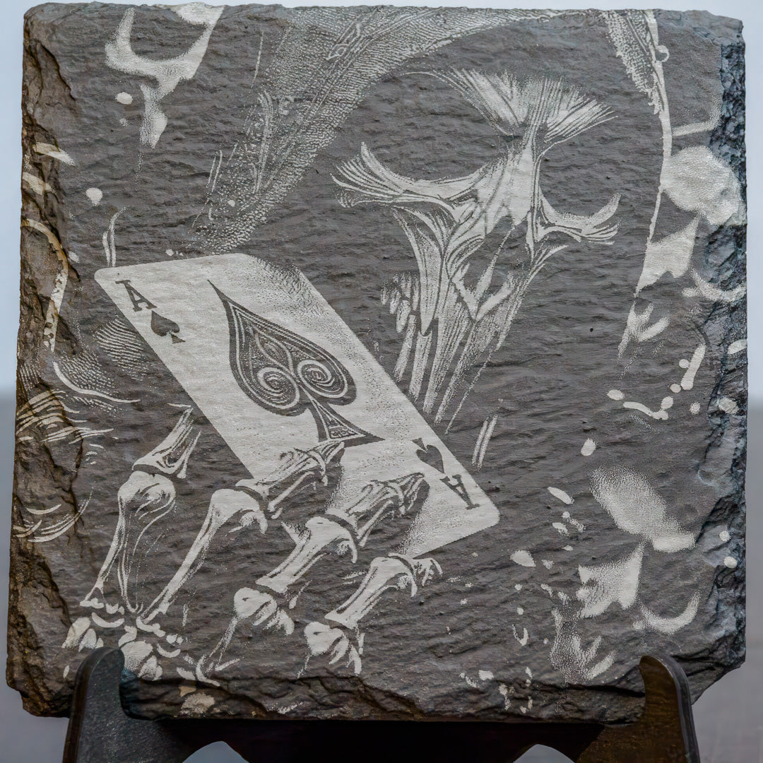 Schiefer Untersetzer 10x10 cm mit Skull & Ace of Spades Gravur – mit Aussteller | Biker-Style, Poker-Deko, Gothic-Geschenk