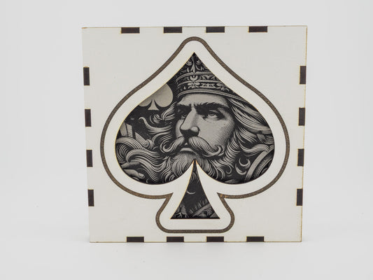 Poker Untersetzer-Set mit Pik-Spielkarten-Motiv – 3 gravierte Schieferuntersetzer in Holzbox. Edle Geschenkidee für Pokerspieler.